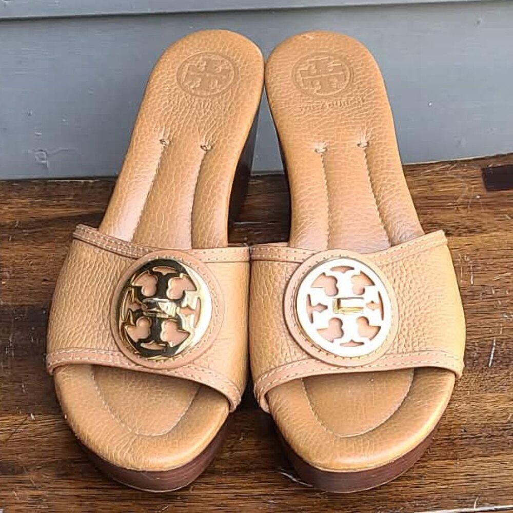Tory Burch Tan Pebbled Leather Wedges with Gold Tone Turnlock Logo size 8M